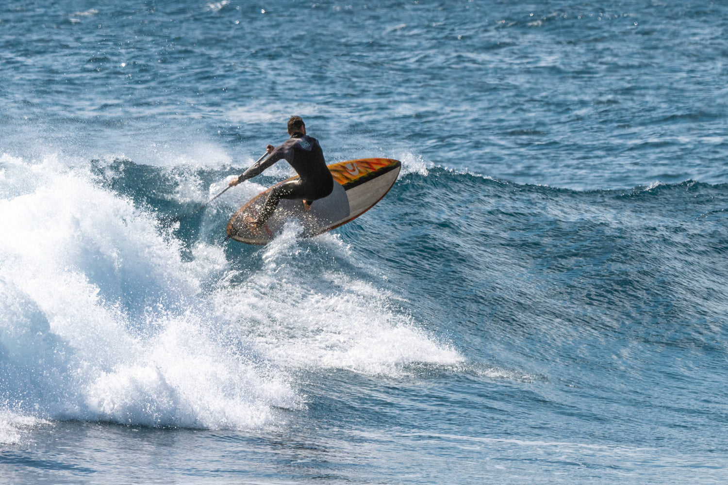 Kai Steimer bei einem Cut Back in der Welle mit dem Sunova Flash Wave SUP Board.