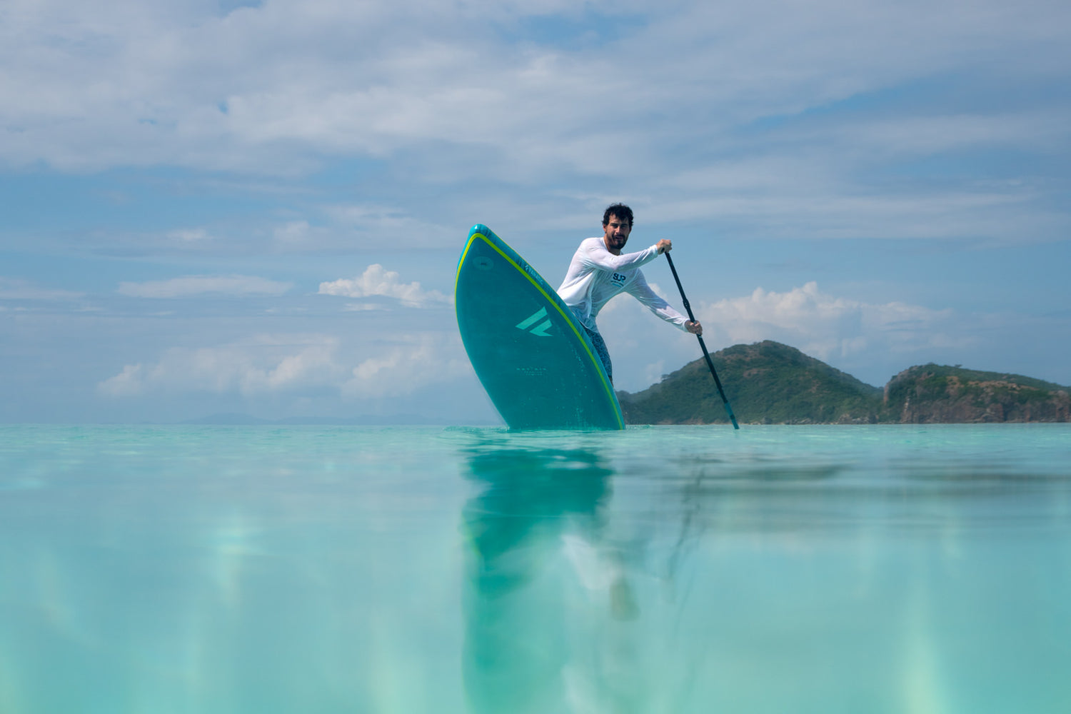 Stand up Paddler mit Fanatic Ray Air Premium iSUP Brett beim Kickturn.