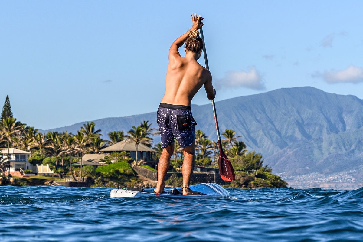 Stand up Paddler beim Paddeln mit einem Black Project Hydro FlowX SUP Paddel vor Maui.