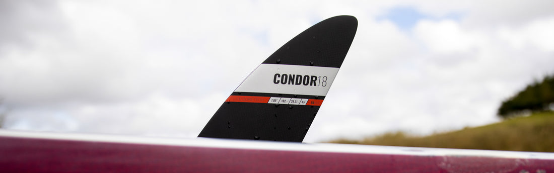 Black Project Condor SUP Finne in einem Fanatic Strike SUP Raceboard.