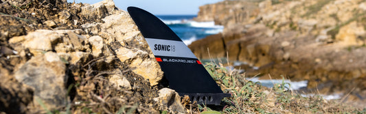 Black Project Sonic v2 SUP Downwind Finne am Strand in Portugal.