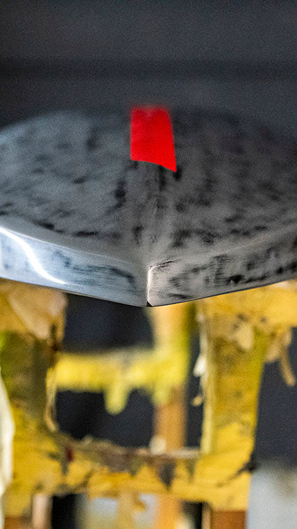 Ansicht des Unterwasserschiffe im Nose-Bereich des KT Ginxu Dragonfly SUP Downwind Foil Board.