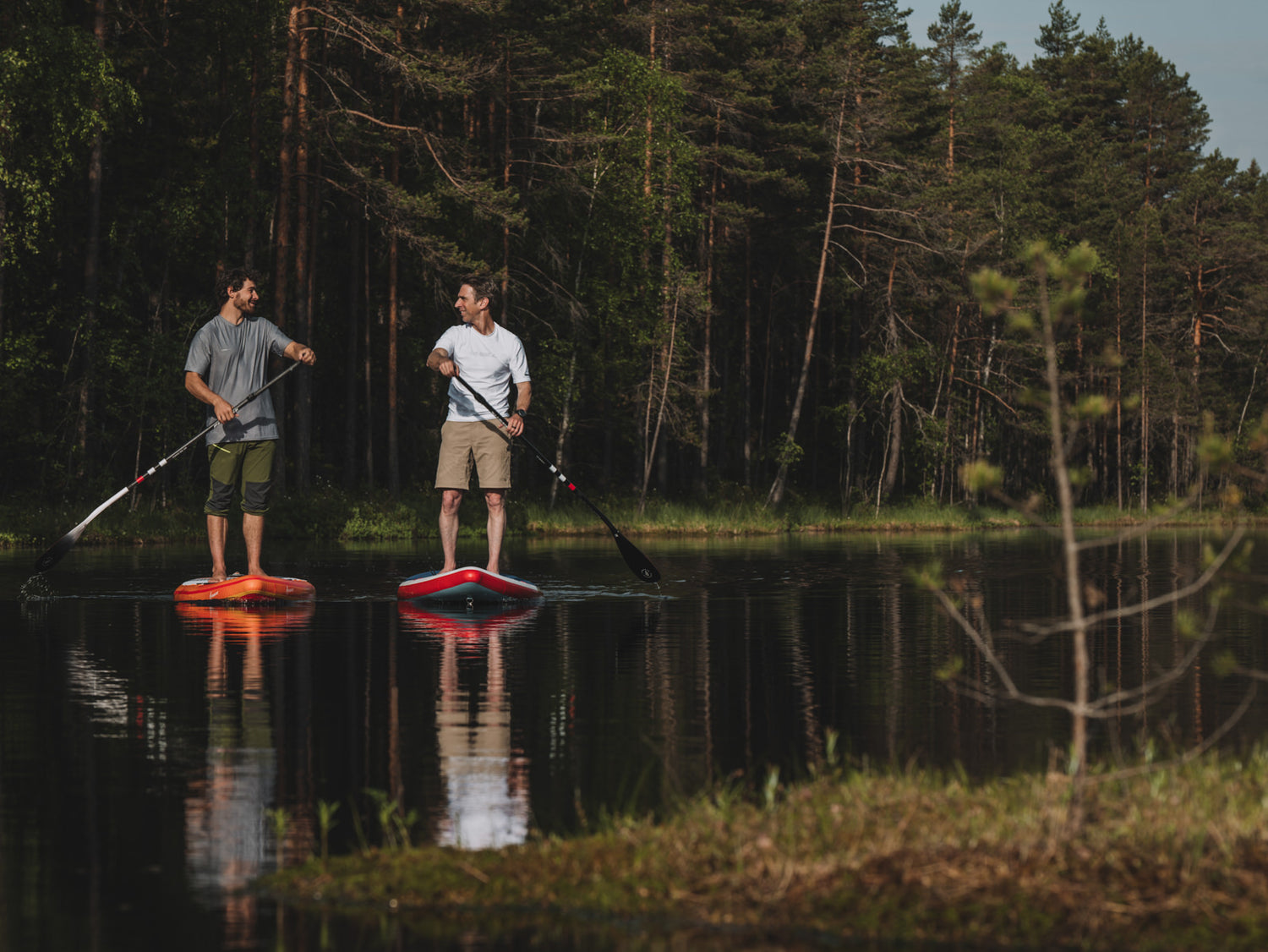 Kai Steimer und Thomas Wendt beim Touren Paddeln auf einem ruhigen finnischen See.