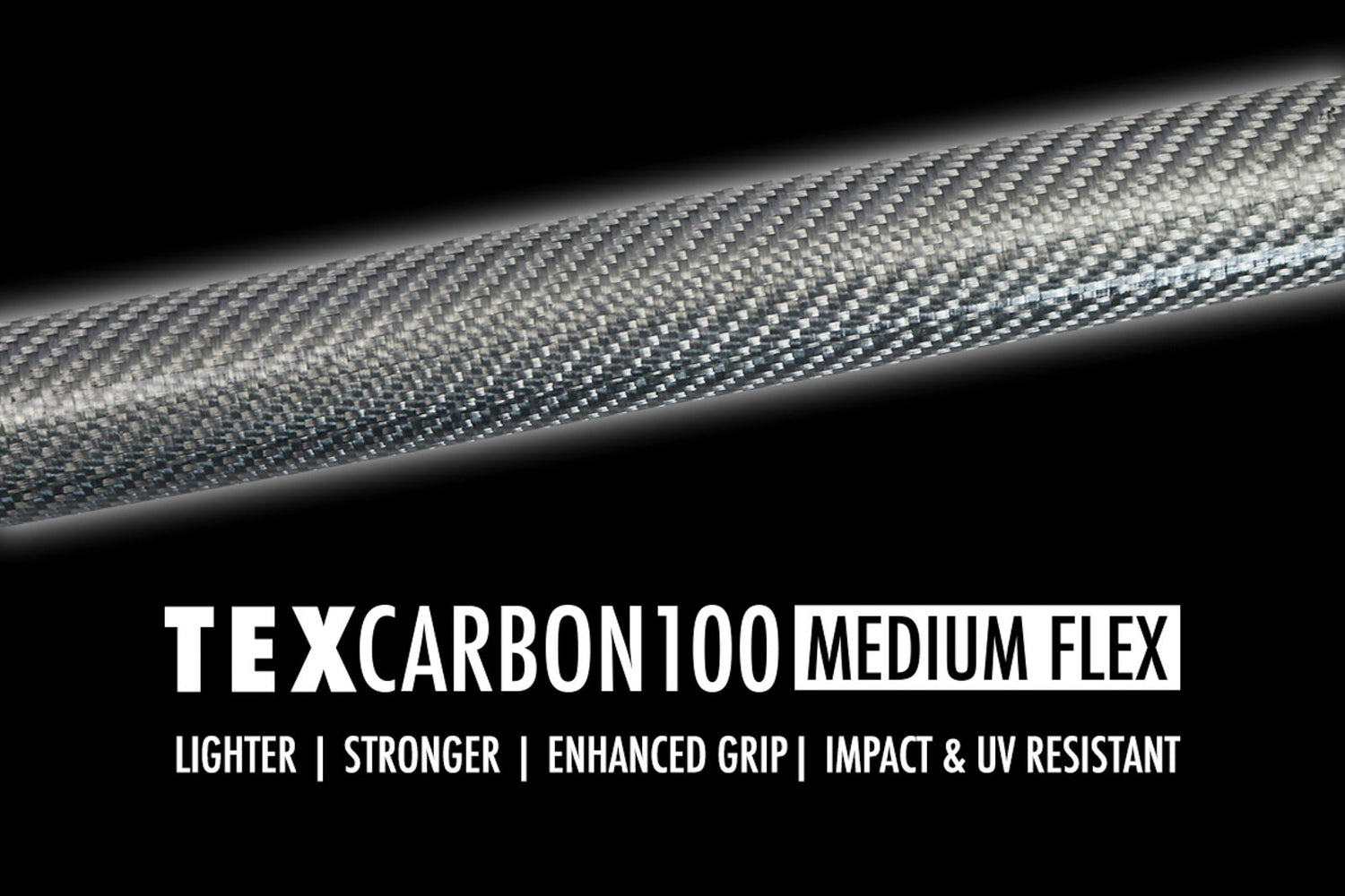 Detailansicht des Black Projekt Carbon SUP Paddel Schafts in der TEX Carbon Konstruktion vor schwarzem Hintergrund.