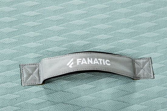 Handle aud dem Deck Pad des Fanatic Ray Air Premium iSUP.