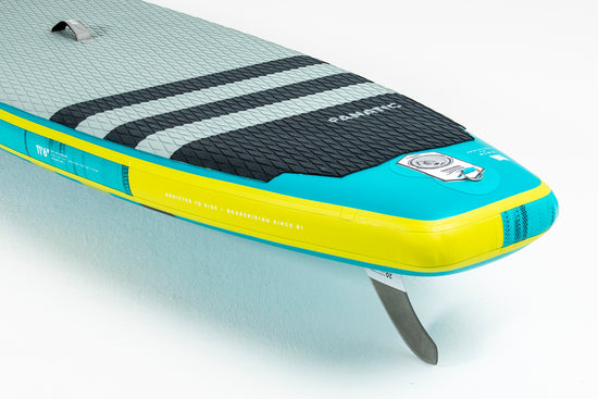Heck des Fanatic Ray Air Premium iSUP vor weißem Hintergrund.
