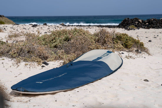 ION SUP Core Boardbag auf dem Strand.
