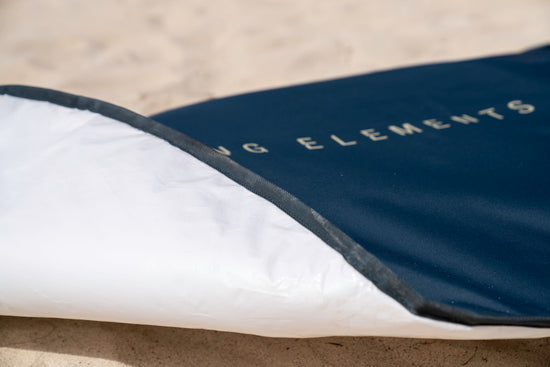 Unterseite des ION SUP Core Boardbag auf dem Strand.