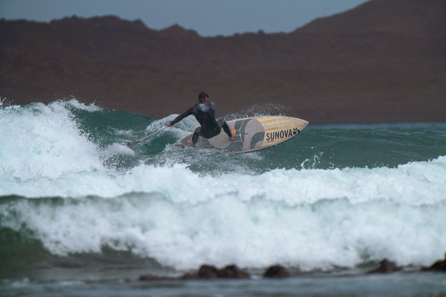 Stand up Paddler beim Cutback in der Welle mit dem SUNOVA Acid Wave SUP Board.