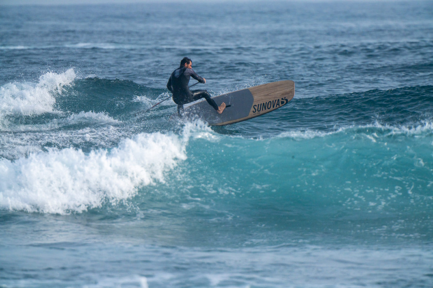 Stand up Paddler macht einen Cutback in die Welle mit einem Sunova Speeed Wave SUP Board.