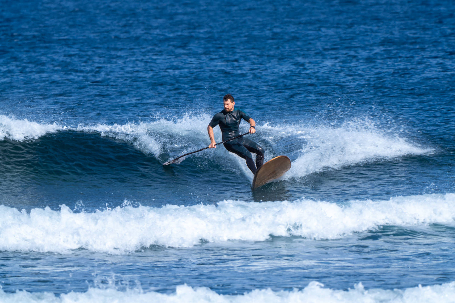 Stand up Paddler beim Topturn in der Welle mit dem SUNOVA Style Wave SUP Board.