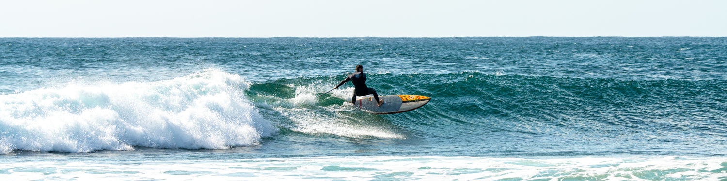 Stand up Paddler beim surfen mit Sunova Flash Board in den Wellen von Lanzarote.