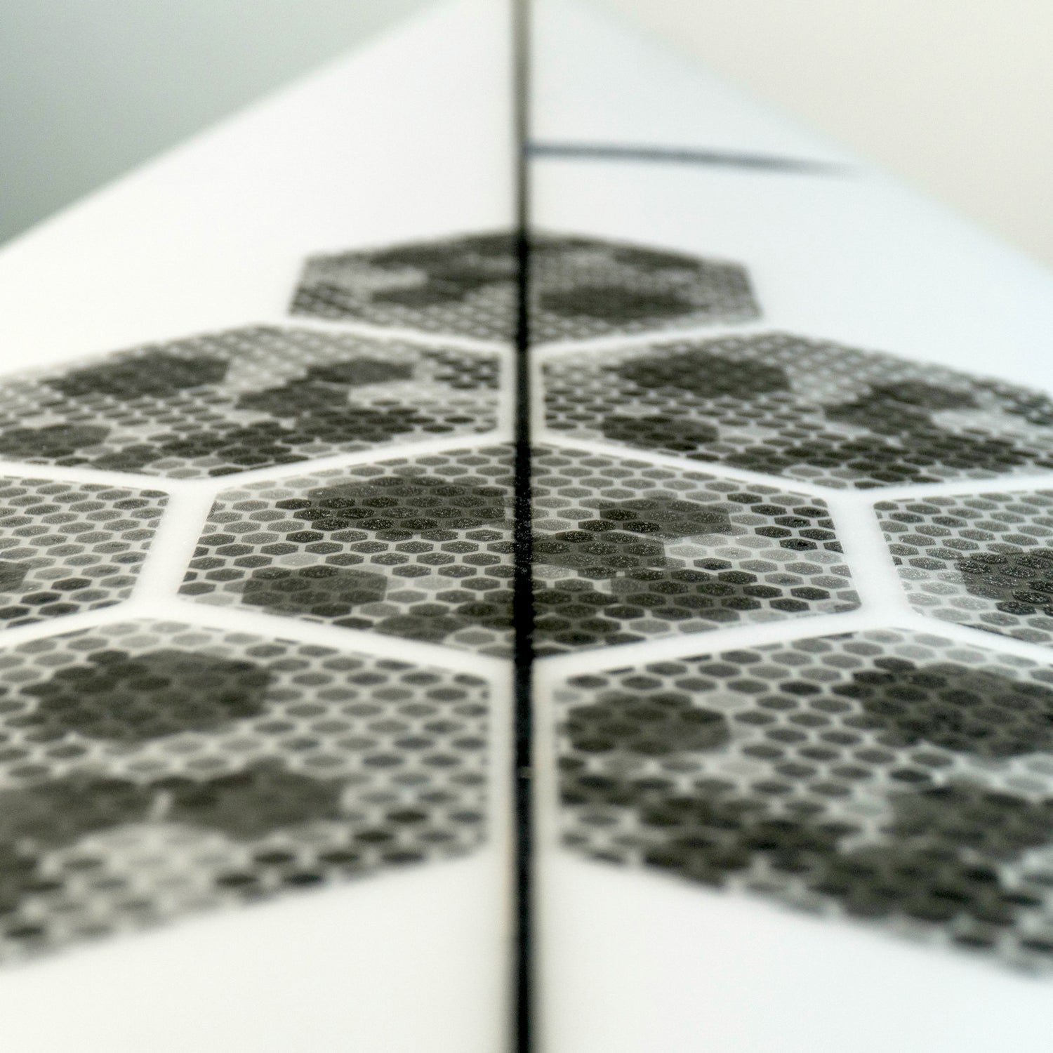 Perspektivische Detailansicht der RSPro Hexa Traction in Camo auf einem Surfboard.