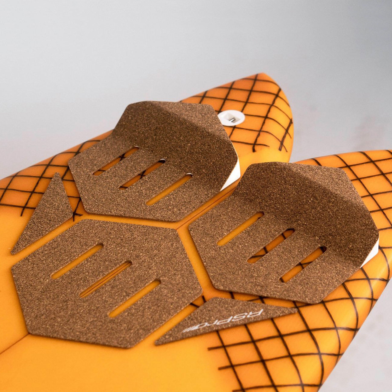 Kork Tail Pad RSPro Hexa Tail Wide montiert auf einem orangenen Brett.