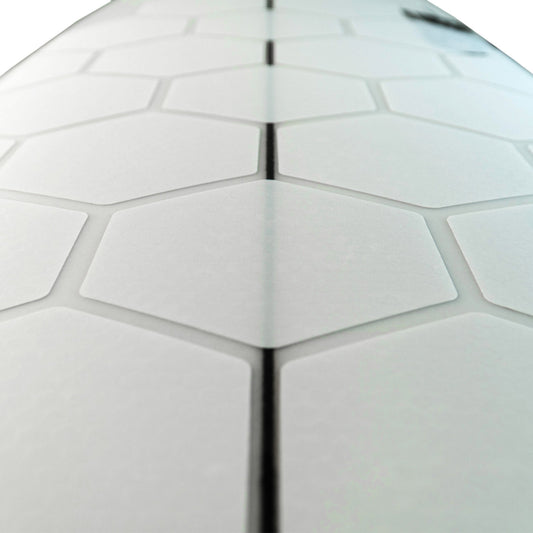 Perspektivische Detailansicht der RSPro Hexa Traction in Weiß auf einem Surfboard.