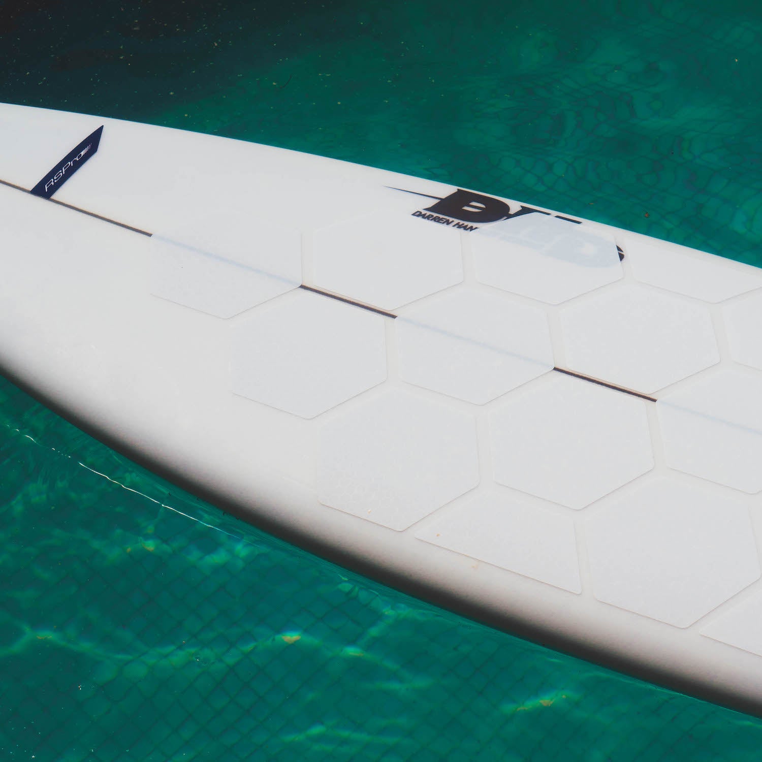 Perspektivische Detailansicht der RSPro Hexa Traction in Weiß auf einem Surfboard im Pool.