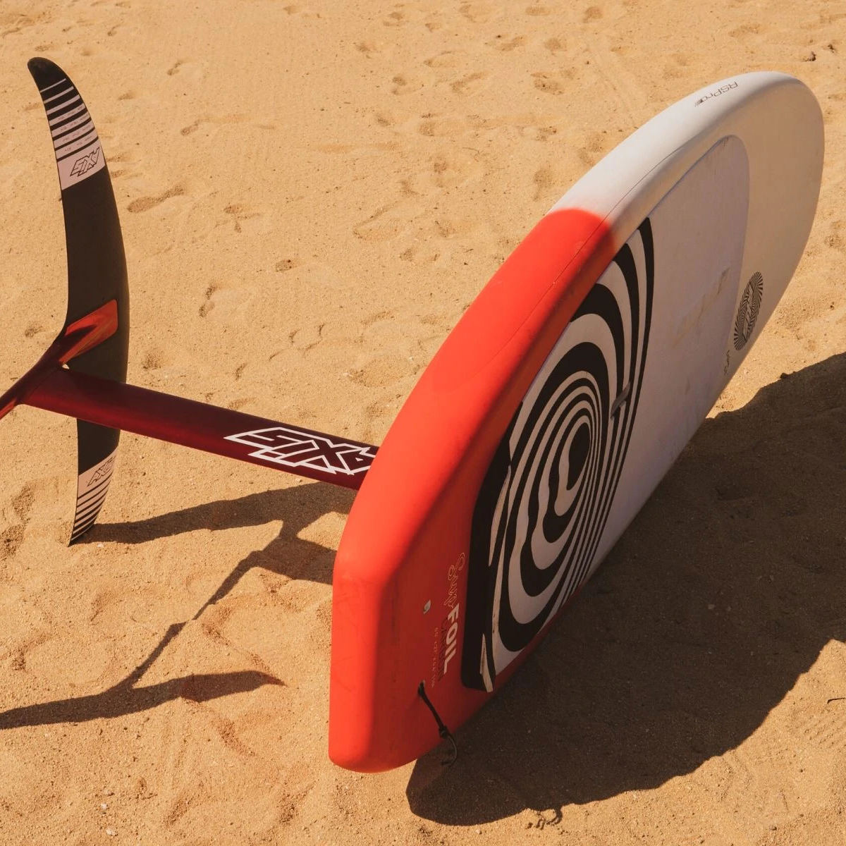 Montierter RSPro Rail Saver Surf auf dem Rail eines Foil Stand up Paddle Boards am Strand.